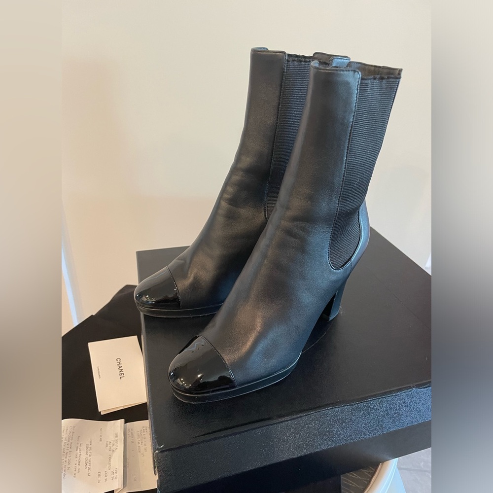 Chanel Lambskin & Patent pull on ankle boots. Ref. G36413 Y54110 94305. Sz. 38.5 - Picture 8 of 11